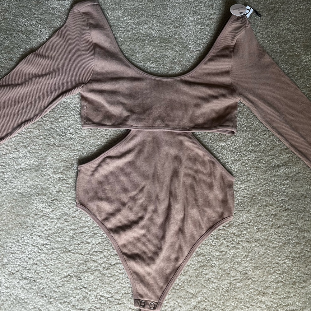 Cutout longsleeve beige bodysuit